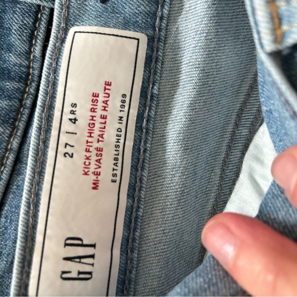 GAP Kickfit high-rise cropped jeans with raw hem - Picture 2 of 3